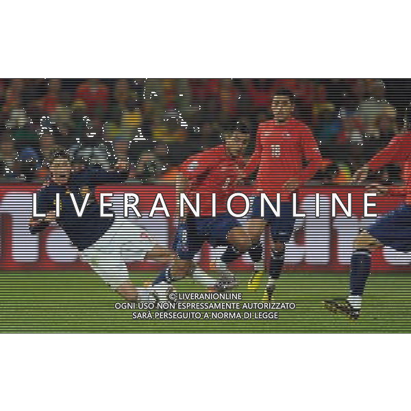 (100626) -- TSHWANE, June 26, 2010 -- Fernando Torres (R) of Spain is defended during the Group H last round match against Chile at 2010 FIFA World Cup, at Loftus Verfeld stadium in Tshwane, South Africa, on June 25, 2010. Guo Yong) (fym) PHOTOSHOT-AG ALDO LIVERANI ONLY ITALY