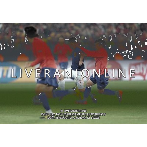 (100626) -- TSHWANE, June 26, 2010 -- David Villa (C) of Spain breaks through during the Group H last round match against Chile at 2010 FIFA World Cup, at Loftus Verfeld stadium in Tshwane, South Africa, on June 25, 2010. Guo Yong) (fym) PHOTOSHOT-AG ALDO LIVERANI ONLY ITALY