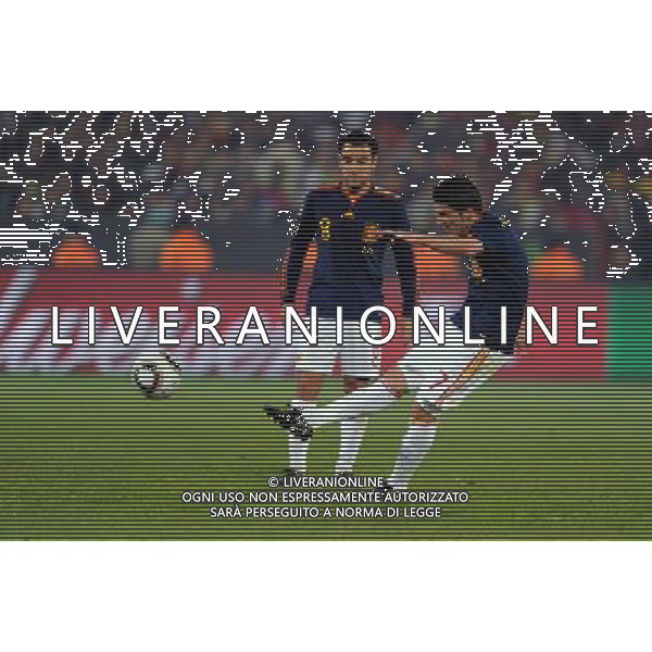 (100626) -- TSHWANE, June 26, 2010 -- David Villa (R) of Spain takes a free kick during the Group H last round match against Chile at 2010 FIFA World Cup, at Loftus Verfeld stadium in Tshwane, South Africa, on June 25, 2010. Guo Yong) (fym) PHOTOSHOT-AG ALDO LIVERANI ONLY ITALY