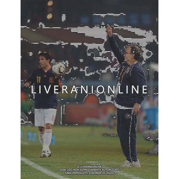 (100626) -- TSHWANE, June 26, 2010 -- Marcelo Bielsa (R), head coach of Chile, reacts during the Group H last round match against Spain at 2010 FIFA World Cup, at Loftus Verfeld stadium in Tshwane, South Africa, on June 25, 2010. Guo Yong) (fym) PHOTOSHOT-AG ALDO LIVERANI ONLY ITALY