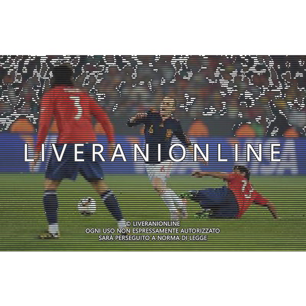 (100626) -- TSHWANE, June 26, 2010 -- Andres Iniesta (C) of Spain breaks through during the Group H last round match against Chile at 2010 FIFA World Cup, at Loftus Verfeld stadium in Tshwane, South Africa, on June 25, 2010. Guo Yong) (fym) PHOTOSHOT-AG ALDO LIVERANI ONLY ITALY