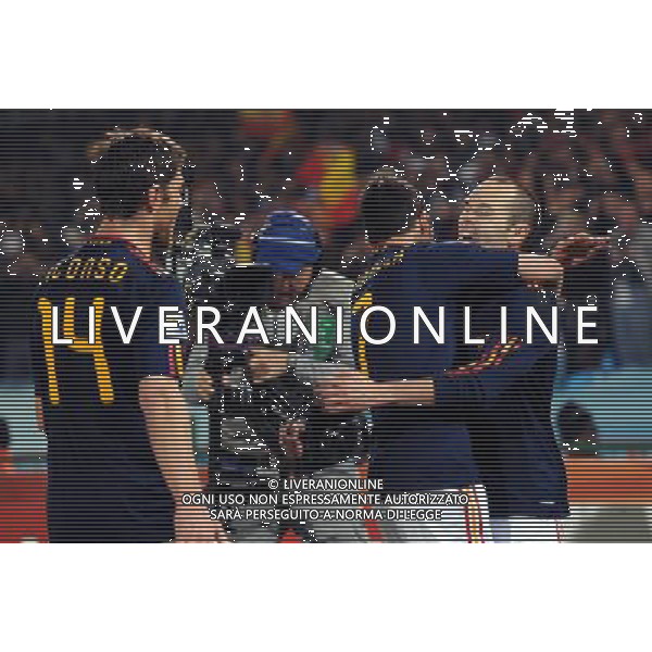 (100626) -- TSHWANE, June 26, 2010 -- Andres Iniesta (1st R) of Spain celebrates his scoring with teammates during the Group H last round match against Chile at 2010 FIFA World Cup, at Loftus Verfeld stadium in Tshwane, South Africa, on June 25, 2010. Guo Yong) (fym) PHOTOSHOT-AG ALDO LIVERANI ONLY ITALY