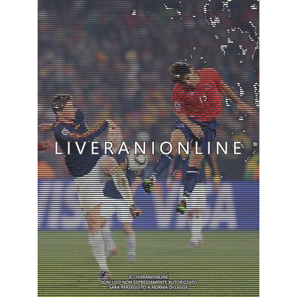 (100626) -- TSHWANE, June 26, 2010 -- Marco Estrada (front) of Chile fights for the head ball during the Group H last round match against Spain at 2010 FIFA World Cup, at Loftus Verfeld stadium in Tshwane, South Africa, on June 25, 2010. Guo Yong) (fym) PHOTOSHOT-AG ALDO LIVERANI ONLY ITALY