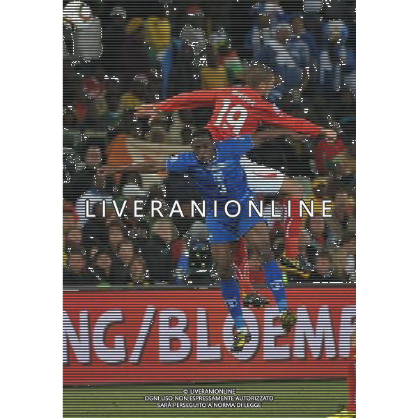 (100626) -- BLOEMFONTEIN, June 26, 2010 --SWITZERLAND VS HONDURAS nella foto Switzerland\'s Eren Derdiyok (top) vies with Maynor Figueroa of Honduras during the Group H last round match at 2010 FIFA World Cup, at Free State stadium in Bloemfontein, South Africa, on June 25, 2010. The match tied 0-0. Both teams failed to progress to the next round. Xu Suhui) (dl) AG ALDO LIVERANI-PHOTOSHOT-ONLY ITALY