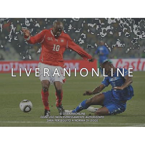 (100626) -- BLOEMFONTEIN, June 26, 2010 --SWITZERLAND VS HONDURAS nella foto Osman Chavez (R) of Honduras vies with Switzerland\'s Blaise N\'Kufo during the Group H last round match at 2010 FIFA World Cup, at Free State stadium in Bloemfontein, South Africa, on June 25, 2010. The match tied 0-0. Both teams failed to progress to the next round. Xu Suhui) (dl) AG ALDO LIVERANI-PHOTOSHOT-ONLY ITALY