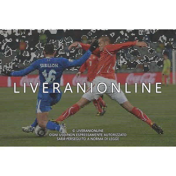 (100626) -- BLOEMFONTEIN, June 26, 2010 --SWITZERLAND VS HONDURAS nella foto Switzerland\'s Eren Derdiyok (R) vies with Mauricio Sabillon (L) of Honduras during the Group H last round match at 2010 FIFA World Cup, at Free State stadium in Bloemfontein, South Africa, on June 25, 2010. The match tied 0-0. Both teams failed to progress to the next round. Xu Suhui) (dl) AG ALDO LIVERANI-PHOTOSHOT-ONLY ITALY