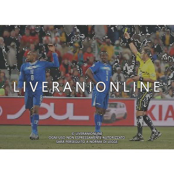 (100626) -- BLOEMFONTEIN, June 26, 2010 --SWITZERLAND VS HONDURAS nella foto (100626) -- BLOEMFONTEIN, June 26, 2010 -- Wilson Palacios (C) of Honduras is shown a yellow card during the Group H last round match against Switzerland at 2010 FIFA World Cup, at Free State stadium in Bloemfontein, South Africa, on June 25, 2010. The match tied 0-0. Both teams failed to progress to the next round. Xu Suhui) (dl) AG ALDO LIVERANI-PHOTOSHOT-ONLY ITALY