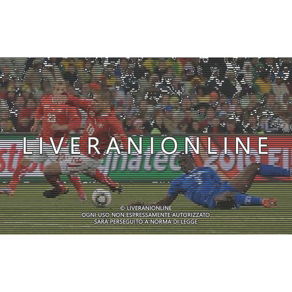 (100626) -- BLOEMFONTEIN, June 26, 2010 --SWITZERLAND VS HONDURAS nella foto Switzerland\'s Eren Derdiyok (C) is defended during the Group H last round match against Honduras at 2010 FIFA World Cup, at Free State stadium in Bloemfontein, South Africa, on June 25, 2010. The match tied 0-0. Both teams failed to progress to the next round. Xu Suhui) (dl) AG ALDO LIVERANI-PHOTOSHOT-ONLY ITALY