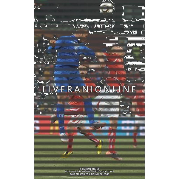 (100626) -- BLOEMFONTEIN, June 26, 2010 --SWITZERLAND VS HONDURAS nella foto Switzerland\'s Stephane Grichting (R) vies with Osman Chavez of Honduras during the Group H last round match at 2010 FIFA World Cup, at Free State stadium in Bloemfontein, South Africa, on June 25, 2010. The match tied 0-0. Both teams failed to progress to the next round. Xu Suhui) (dl) AG ALDO LIVERANI-PHOTOSHOT-ONLY ITALY