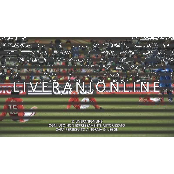 (100626) -- BLOEMFONTEIN, June 26, 2010 --SWITZERLAND VS HONDURAS nella foto Switzerland\'s Hakan Yakin (L), Alexander Frei (C) and Xherdan Shaqiri react after the Group H last round match against Honduras at 2010 FIFA World Cup, at Free State stadium in Bloemfontein, South Africa, on June 25, 2010. The match tied 0-0. Both teams failed to progress to the next round. Xu Suhui) (dl) AG ALDO LIVERANI-PHOTOSHOT-ONLY ITALY