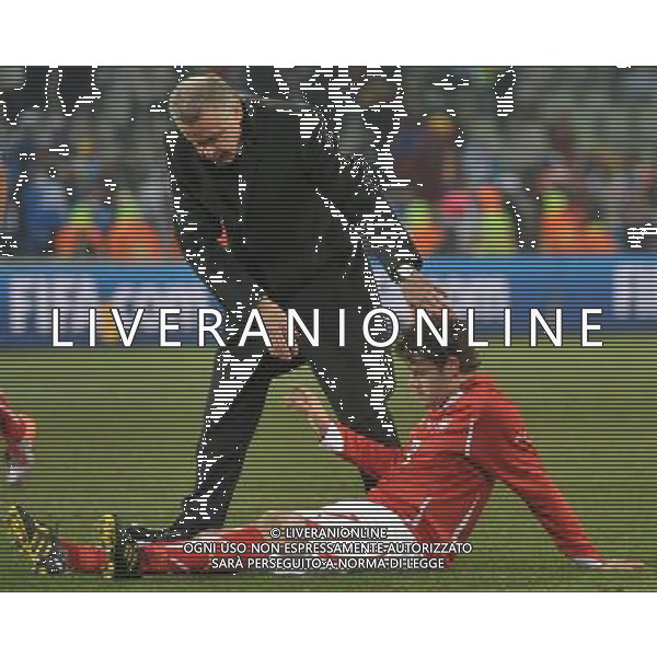 (100626) -- BLOEMFONTEIN, June 26, 2010 --SWITZERLAND VS HONDURAS nella foto (100626) -- BLOEMFONTEIN, June 26, 2010 -- Switzerland\'s head coach Ottmar Hitzfeld (L) consoles Tranquillo Barnetta after the Group H last round match at 2010 FIFA World Cup, at Free State stadium in Bloemfontein, South Africa, on June 25, 2010. The match tied 0-0. Both teams failed to progress to the next round. Xu Suhui) (dl) AG ALDO LIVERANI-PHOTOSHOT-ONLY ITALY