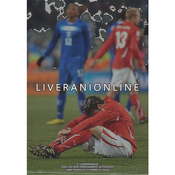 (100626) -- BLOEMFONTEIN, June 26, 2010 --SWITZERLAND VS HONDURAS nella foto Switzerland\'s Tranquillo Barnetta cries after the Group H last round match against Honduras at 2010 FIFA World Cup, at Free State stadium in Bloemfontein, South Africa, on June 25, 2010. The match tied 0-0. Both teams failed to progress to the next round. Xu Suhui) (dl) AG ALDO LIVERANI-PHOTOSHOT-ONLY ITALY