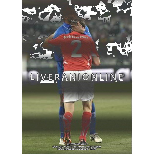 (100626) -- BLOEMFONTEIN, June 26, 2010 --SWITZERLAND VS HONDURAS nella foto Switzerland\'s Stephan Lichtsteiner (R) hugs David Suazo of Honduras during the Group H last round match at 2010 FIFA World Cup, at Free State stadium in Bloemfontein, South Africa, on June 25, 2010. Xu Suhui) (dl) AG ALDO LIVERANI-PHOTOSHOT-ONLY ITALY