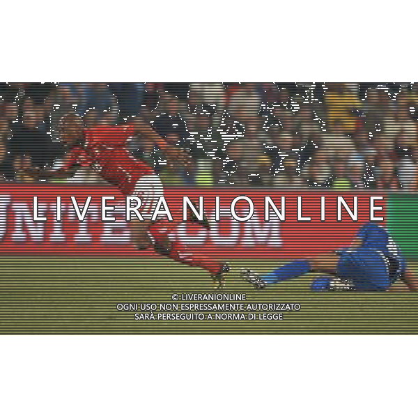 (100626) -- BLOEMFONTEIN, June 26, 2010 --SWITZERLAND VS HONDURAS nella foto (100626) -- BLOEMFONTEIN, June 26, 2010 -- Switzerland\'s Benjamin Huggel (L) vies with Wilson Palacios of Honduras during the Group H last round match at 2010 FIFA World Cup, at Free State stadium in Bloemfontein, South Africa, on June 25, 2010. Xu Suhui) (dl) AG ALDO LIVERANI-PHOTOSHOT-ONLY ITALY