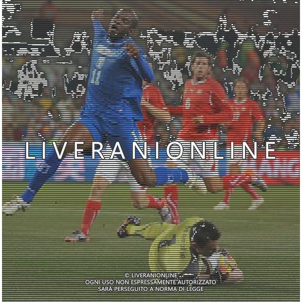 (100626) -- BLOEMFONTEIN, June 26, 2010 -- David Suazo (top) of Honduras vies with Switzerland\'s goalkeeper Diego Benaglio during the Group H last round match at 2010 FIFA World Cup, at Free State stadium in Bloemfontein, South Africa, on June 25, 2010. Xu Suhui) (dl) AG ALDO LIVERANI-PHOTOSHOT-ONLY ITALY