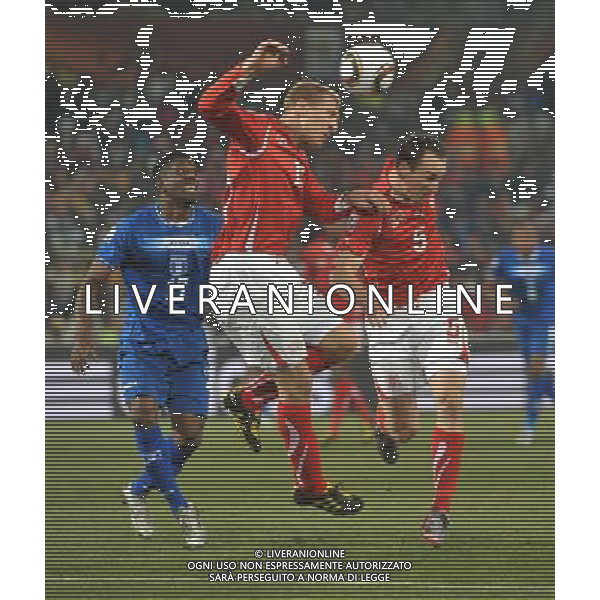 (100626) -- BLOEMFONTEIN, June 26, 2010 -- Switzerland\'s Stephane Grichting (C) heads with teammate Steve von Bergen (R) during the Group H last round match against Honduras at 2010 FIFA World Cup, at Free State stadium in Bloemfontein, South Africa, on June 25, 2010. Xu Suhui) (dl) AG ALDO LIVERANI-PHOTOSHOT-ONLY ITALY