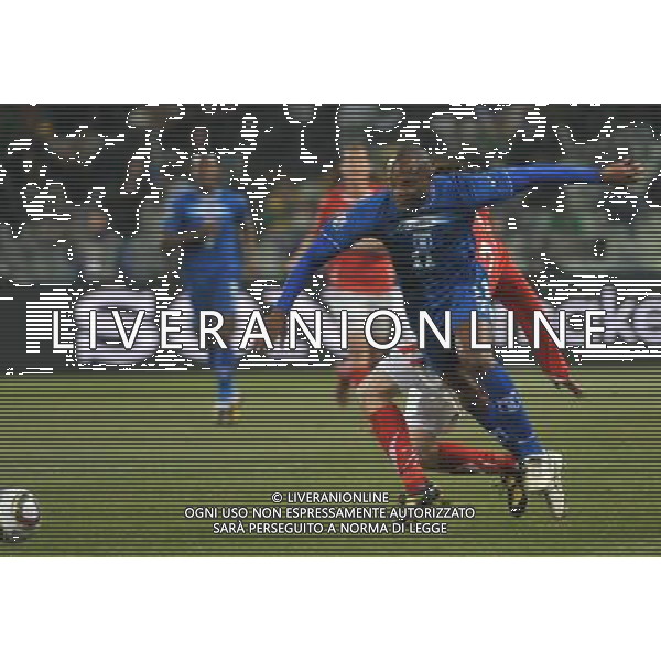 (100626) -- BLOEMFONTEIN, June 26, 2010 -- David Suazo (front) of Honduras breaks through during the Group H last round match against Switzerland at 2010 FIFA World Cup, at Free State stadium in Bloemfontein, South Africa, on June 25, 2010. Xu Suhui) (dl) AG ALDO LIVERANI-PHOTOSHOT-ONLY ITALY