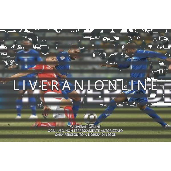 (100626) -- BLOEMFONTEIN, June 26, 2010 --SWITZERLAND VS HONDURAS nella foto Switzerland\'s Gokhan Inler (2nd L) vies with a player of Honduras during the Group H last round match at 2010 FIFA World Cup, at Free State stadium in Bloemfontein, South Africa, on June 25, 2010. Xu Suhui) (dl) AG ALDO LIVERANI-PHOTOSHOT-ONLY ITALY