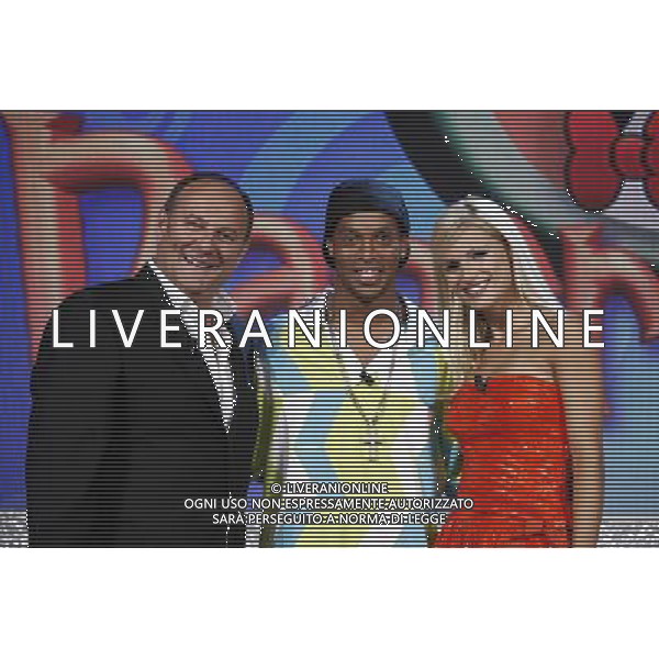 TRASMISSIONE TELEVISIVA\'PAPERISSIMA \' 2008 NELLA FOTO GERRY SCOTTI E MICHELLE HUNZIKER IN COMPAGNIA DI RONALDINHO, OSPITE DELLA PRIMA PUNTATA AG ALDO LIVERANI