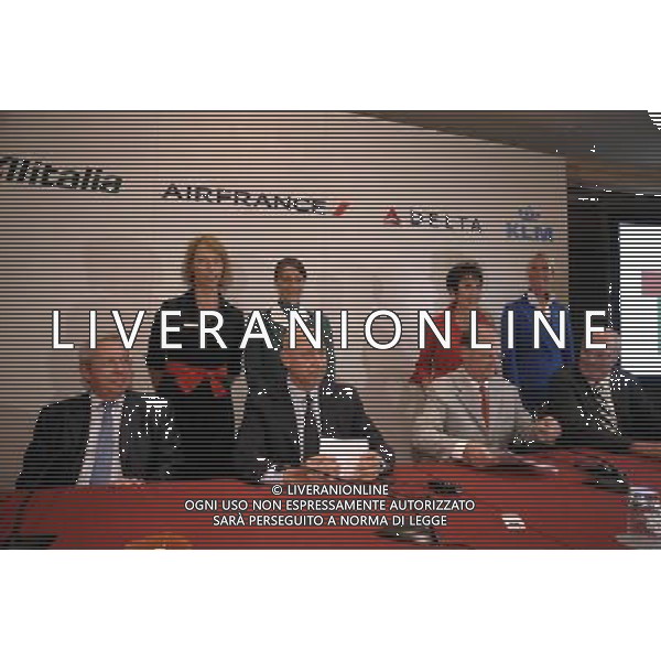 ROMA, 5 LUGLIO 2010 PIANO DI COLLABORAZIONE TRA DELTA AIR LINES - AIR FRANCE - KLM - ALITALIA NELLA FOTO: PIERRE HENRI GOURGEON ( A. D. AIR FRANCE ) - ROCCO SABELLI ( A. D. ALITALIA ) - RICHARD ANDERSON ( A. D. DELTA AIR LINES ) - PETER HARTMAN ( PRES. E A.D. KLM ) © AG. ALDO LIVERANI SAS