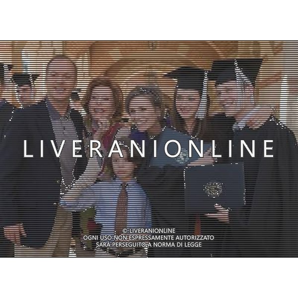 FILM Laureata... e adesso? 2010 NELLA FOTO Michael Keaton, Carol Burnett, Bobby Coleman, Jane Lynch, Alexis Bledel, Zach Gilford AG ALDOL IVERANI