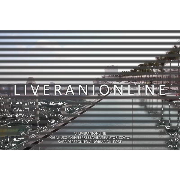 (100624) -- SINGAPORE, June 24, 2010 () -- Photo taken on June 24, 2010 shows the swimming pool of SkyPark on top of the Marina Bay Sands Hotel in Singapore. The SkyPark, opened to public on Thursday, is a 340-meter rooftop strip with three swimming pools and gardens. (/Gao Chuan) (zhs) ©Photoshot/Agenzia Aldo Liverani Sas - ITALY ONLY - La piscina di SkyPark sulla parte superiore del Marina Bay Sands Hotel a Singapore. Il SkyPark, aperto al pubblico il Giovedi, e\' una striscia sul tetto 340 metri, con tre piscine e giardini