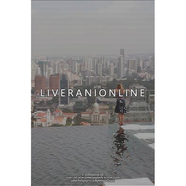 (100624) -- SINGAPORE, June 24, 2010 () -- A guest enjoys the scenery at the swimming pool of SkyPark on top of the Marina Bay Sands in Singapore, June 24, 2010. The SkyPark, opened to public on Thursday, is a 340-meter rooftop strip with three swimming pools and gardens. (/Gao Chuan) (zhs) ©Photoshot/Agenzia Aldo Liverani Sas - ITALY ONLY - La piscina di SkyPark sulla parte superiore del Marina Bay Sands Hotel a Singapore. Il SkyPark, aperto al pubblico il Giovedi, e\' una striscia sul tetto 340 metri, con tre piscine e giardini