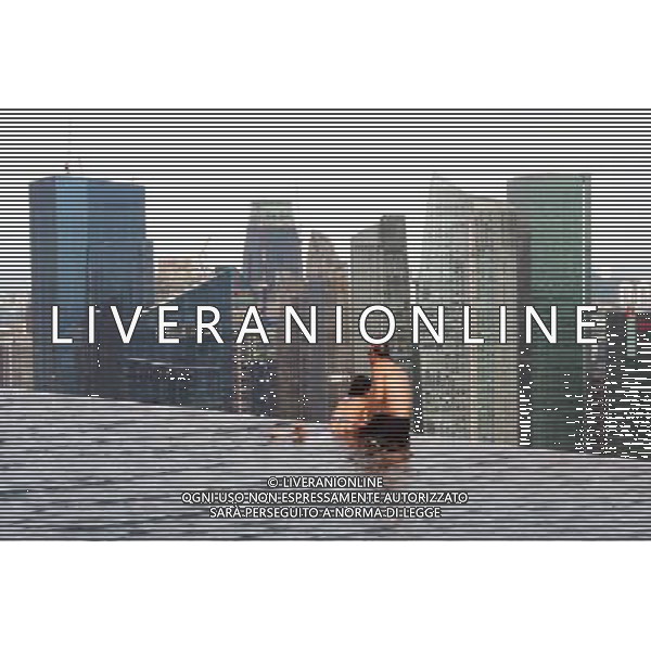 (100624) -- SINGAPORE, June 24, 2010 () -- Guests enjoy the scenery at the swimming pool of SkyPark on top of the Marina Bay Sands in Singapore, June 24, 2010. The SkyPark, opened to public on Thursday, is a 340-meter rooftop strip with three swimming pools and gardens. (/Gao Chuan) (zhs) ©Photoshot/Agenzia Aldo Liverani Sas - ITALY ONLY - La piscina di SkyPark sulla parte superiore del Marina Bay Sands Hotel a Singapore. Il SkyPark, aperto al pubblico il Giovedi, e\' una striscia sul tetto 340 metri, con tre piscine e giardini