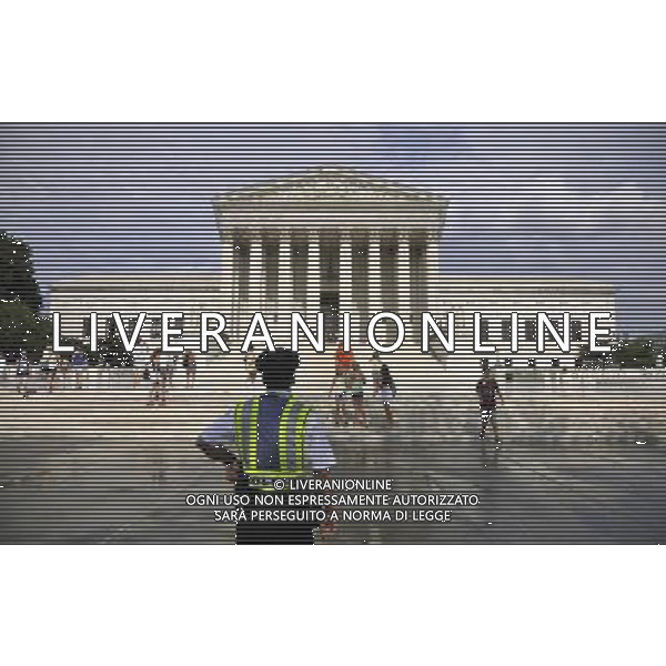 (100628) -- WASHINGTON, June 28, 2010 () -- A policeman guards outside the U.S. Supreme Court in Washington D.C., capital of the United States, June 28, 2010. In a victory for gun rights proponents, U.S. Supreme Court on Monday upheld the Constitution that protects citizens\' right to keep and bear arms in a landmark ruling, extending its use nationwide. (/Zhang Jun) (zw) ©Photoshot/Agenzia Aldo Liverani Sas - ITALY ONLY - Un poliziotto di guardia al di fuori della Corte Suprema degli Stati Uniti a Washington DC, capitale degli Stati Uniti, 28 giugno 2010