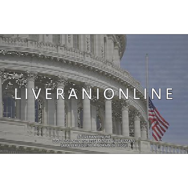 (100628) -- WASHINGTON, June 28, 2010 () -- The U.S. national flag flies at half-mast on Capitol Hill to mourn the passing of the West Virginia Democrat Senator Robert Byrd in Washington D.C., capital of the United States, June 28, 2010. Byrd, currently the longest-serving member of U.S. Congress, died on Monday at the age of 92. (/Zhang Jun) ©Photoshot/Agenzia Aldo Liverani Sas - ITALY ONLY - La bandiera nazionale degli Stati Uniti a mezz\'asta a Capitol Hill per la scomparsa di Robert Byrd senatore democratico della West Virginia a Washington DC, capitale degli Stati Uniti, 28 giugno 2010. Byrd, attualmente il membro piu\' anziano di servizio del Congresso Usa, e\' morto il Lunedi, all\'eta\' di 92 anni.