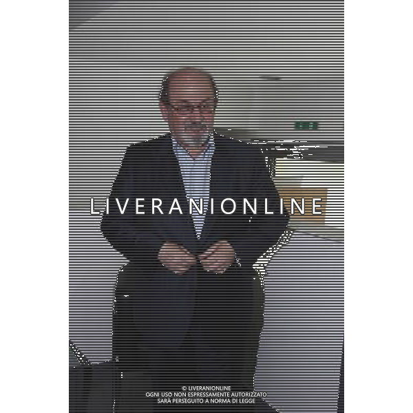 Milano 10 luglio 2010 La Fondazione Corriere della Sera, per il quinto anno consecutivo, cura gli Aperitivi con gli autori, incontri che mirano ad avvicinare il pubblico ai protagonisti de La Milanesiana. I paradossi della scrittura nella foto: Salman Rushdie foto:Sorano /ag.Aldo liverani