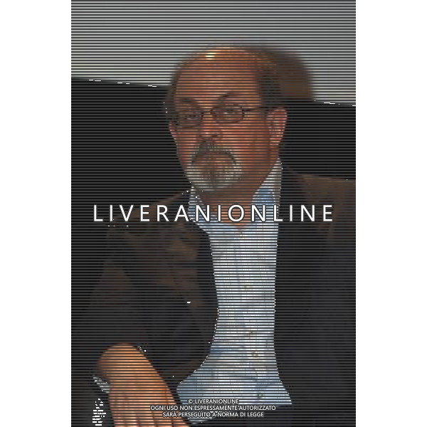 Milano 10 luglio 2010 La Fondazione Corriere della Sera, per il quinto anno consecutivo, cura gli Aperitivi con gli autori, incontri che mirano ad avvicinare il pubblico ai protagonisti de La Milanesiana. I paradossi della scrittura nella foto: Salman Rushdie foto:Sorano /ag.Aldo liverani