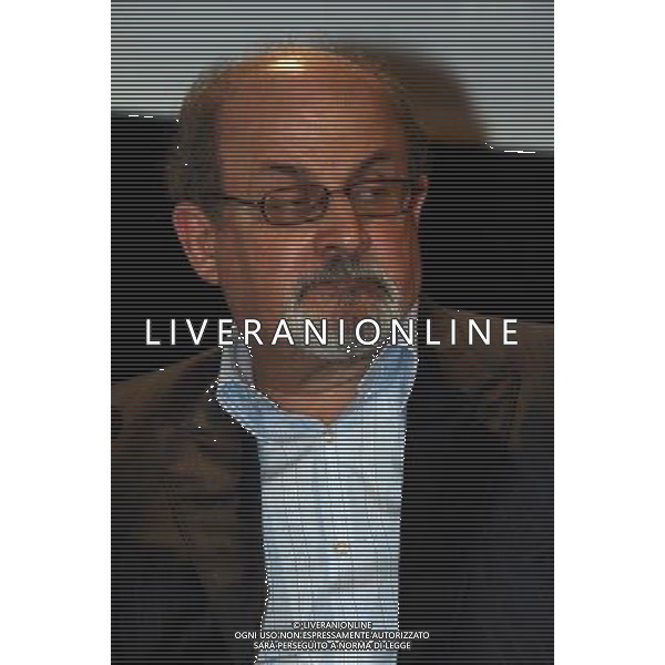 Milano 10 luglio 2010 La Fondazione Corriere della Sera, per il quinto anno consecutivo, cura gli Aperitivi con gli autori, incontri che mirano ad avvicinare il pubblico ai protagonisti de La Milanesiana. I paradossi della scrittura nella foto: Salman Rushdie foto:Sorano /ag.Aldo liverani