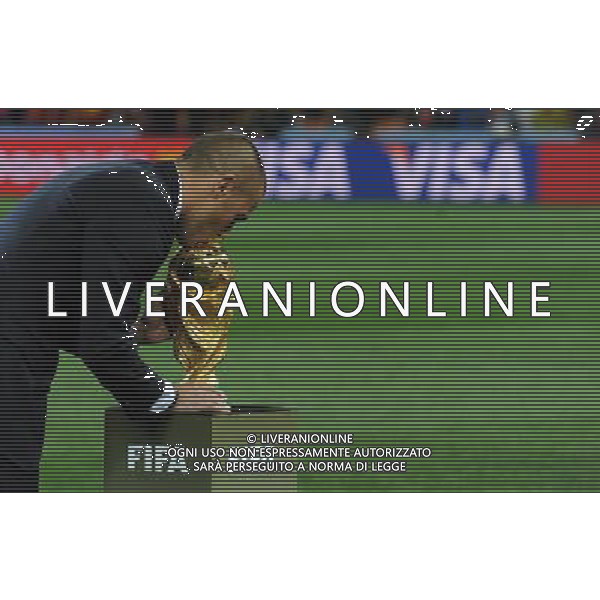 Fifa World Cup Sud Africa 2010 Match #64 Finale Johannesburg (Soccer City Stadium) - 11.07.2010 Olanda-Spagna Nella Foto:fabio cannavaro bacia la coppa del mondo /Ph.Vitez-Ag. Aldo Liverani