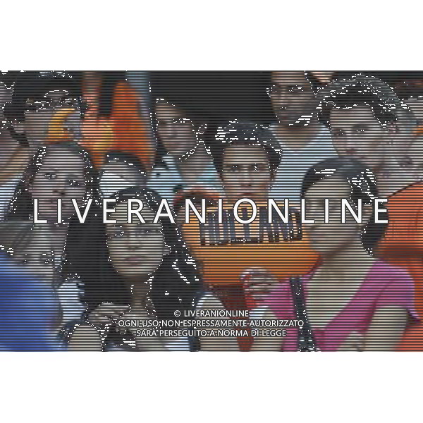 Fans of the Dutch soccer team watch the World Cup soccer final match between Netherlands and Spain in Amsterdam, Netherlands on 2010-07-11 Spain defeated the Dutch with a 1-0 score in extra time. by Wiktor Dabkowski ©Photoshot/Agenzia Aldo Liverani Sas - ITALY ONLY - Amsterdam: La delusione dei tifosi della squadra di calcio olandese durante la finale dei Mondiali di calcio tra Olanda e Spagna. La Spagna ha sconfitto gli olandesi con un punteggio di 1-0 nei tempi supplementari