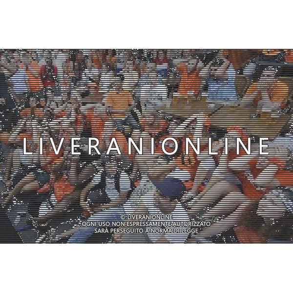 Fans of the Dutch soccer team watch the World Cup soccer final match between Netherlands and Spain in Amsterdam, Netherlands on 2010-07-11 Spain defeated the Dutch with a 1-0 score in extra time. by Wiktor Dabkowski ©Photoshot/Agenzia Aldo Liverani Sas - ITALY ONLY - Amsterdam: La delusione dei tifosi della squadra di calcio olandese durante la finale dei Mondiali di calcio tra Olanda e Spagna. La Spagna ha sconfitto gli olandesi con un punteggio di 1-0 nei tempi supplementari