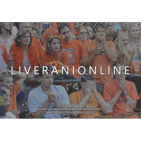 Fans of the Dutch soccer team watch the World Cup soccer final match between Netherlands and Spain in Amsterdam, Netherlands on 2010-07-11 Spain defeated the Dutch with a 1-0 score in extra time. by Wiktor Dabkowski ©Photoshot/Agenzia Aldo Liverani Sas - ITALY ONLY - Amsterdam: La delusione dei tifosi della squadra di calcio olandese durante la finale dei Mondiali di calcio tra Olanda e Spagna. La Spagna ha sconfitto gli olandesi con un punteggio di 1-0 nei tempi supplementari