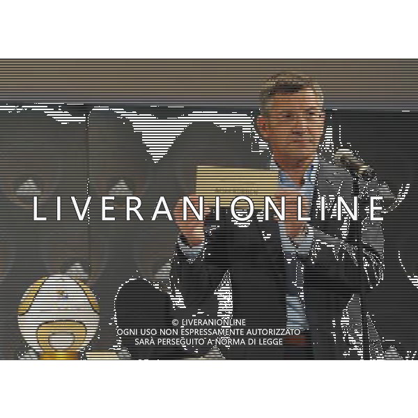 (100709) -- JOHANNESBURG, July 9, 2010 -- Adidas Group CEO Herbert Hainer announces Arjen Robben from the Netherlands as one of the 10 nominees of the 2010 FIFA World Cup \'Golden Ball Award\' for the best players of the tournament during a press conference in Johannesburg, South Africa, on July 9, 2010. Guo Yong) (zc) ©Photoshot/Agenzia Aldo Liverani Sas - ITALY ONLY - JOHANNESBURG: Adidas Group CEO Herbert Hainer annuncia Arjen Robben dell\'Olanda, come uno dei 10 candidati del FIFA World Cup 2010 \'Golden Ball Award\' come migliori giocatori dei Mondiali Sudafrica 2010