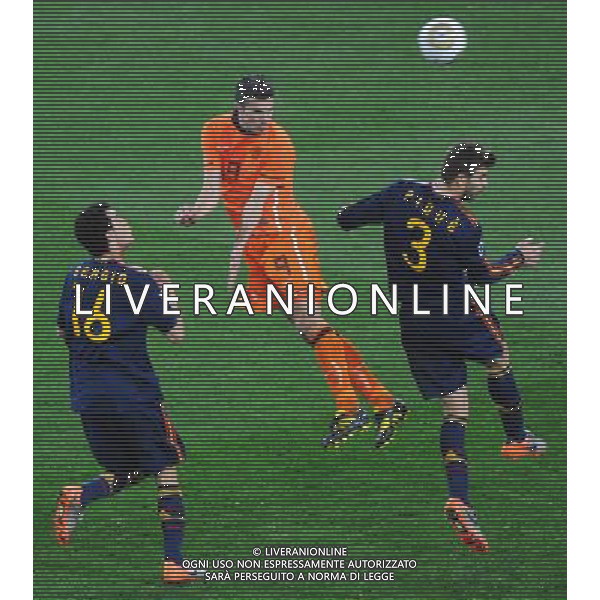 (100712) -- JOHANNESBURG, July 12, 2010 () -- Robin Van Persie (C) of the Netherlands and Gerard Pique (R) of Spain vie for the ball during the World Cup final at Soccer City stadium in Johannesburg, South Africa, July 11, 2010. Spain won the match 1-0. (/Li Ga) - Xinhua/Photoshot - Ag. Aldo Liverani sas ITALY ONLY OLANDA - SPAGNA FINALE FIFA WORLD CUP CAMPIONATI MONDIALI SUD AFRICA 2010