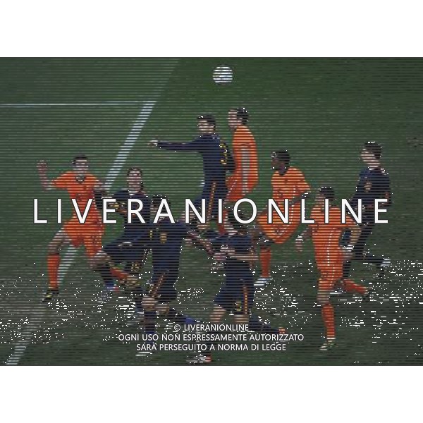 (100712) -- JOHANNESBURG, July 12, 2010 () -- Robin Van Persie (L) of the Netherlands and Sergio Ramos of Spain look at the ball during the World Cup final at Soccer City stadium in Johannesburg, South Africa, July 11, 2010. Spain won the match 1-0. (/Li Ga) - Xinhua/Photoshot - Ag. Aldo Liverani sas ITALY ONLY OLANDA - SPAGNA FINALE FIFA WORLD CUP CAMPIONATI MONDIALI SUD AFRICA 2010