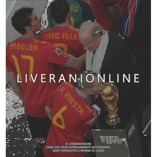 (100712) -- JOHANNESBURG, July 12, 2010 () -- Spain\'s Andres Iniesta (bottom) kisses the trophy before the awarding ceremony of the World Cup final at Soccer City stadium in Johannesburg, South Africa, July 11, 2010. Spain won the final with the Netherlands 1-0. (/Li Ga) - Xinhua/Photoshot - Ag. Aldo Liverani sas ITALY ONLY OLANDA - SPAGNA FINALE FIFA WORLD CUP CAMPIONATI MONDIALI SUD AFRICA 2010 PREMIAZIONE COPPA