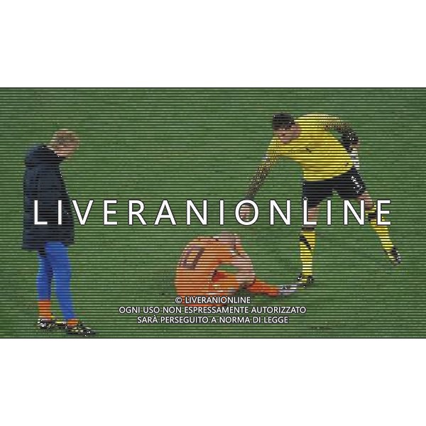 (100712) -- JOHANNESBURG, July 12, 2010 () -- Maarten Stekelenburg (R) comforts Wesley Sneijder after the World Cup final against Spain at Soccer City stadium in Johannesburg, South Africa, July 11, 2010. Spain won the match 1-0. (/Li Ga) - Xinhua/Photoshot - Ag. Aldo Liverani sas ITALY ONLY OLANDA - SPAGNA FINALE FIFA WORLD CUP CAMPIONATI MONDIALI SUD AFRICA 2010 DELUSIONE OLANDA