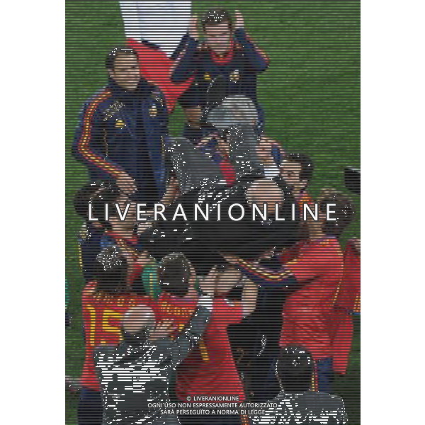 (100712) -- JOHANNESBURG, July 12, 2010 () -- Spain\'s players celebrate with their coach Vicente del Bosque after the World Cup final against the Netherlands at Soccer City stadium in Johannesburg, South Africa, July 11, 2010. Spain won the match 1-0. (/Li Ga) - Xinhua/Photoshot - Ag. Aldo Liverani sas ITALY ONLY OLANDA - SPAGNA FINALE FIFA WORLD CUP CAMPIONATI MONDIALI SUD AFRICA 2010 ESULTANZA SPAGNA