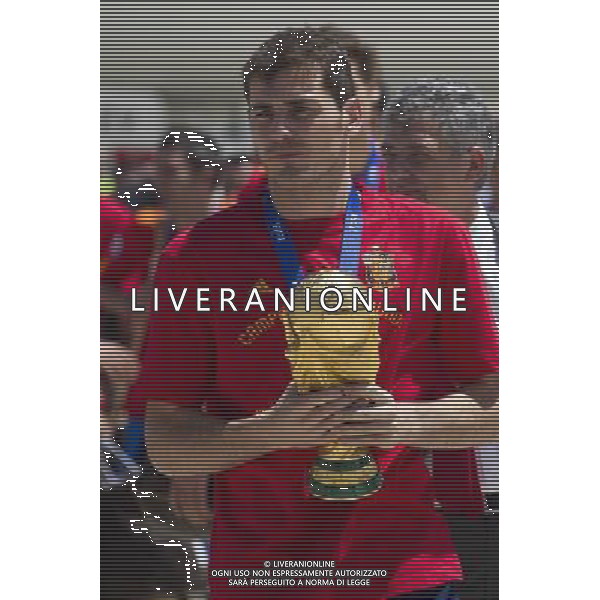 MADRID, Spain (12/07/2010).- Spain\'s Soccer National Team arrival to Madrid after winning South Africa World Cup.Photo: Cesar Cebolla / ALFAQUI IKER CASILLAS ©Photoshot/Agenzia Aldo Liverani Sas - ITALY ONLY - Arrivo all\'aeroporto di Madrid in Spagna della Nazionale di Calcio Spagnola con la Coppa del Mondo, dopo la vittoria ai Mondiali in Sud Africa 12/07/2010.