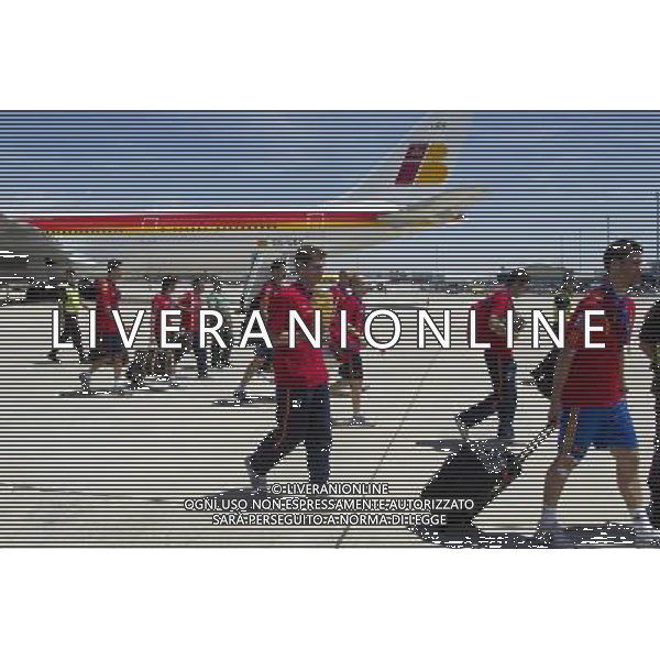 MADRID, Spain (12/07/2010).- Spain\'s Soccer National Team arrival to Madrid after winning South Africa World Cup.Photo: Cesar Cebolla / ALFAQUI IKER CASILLAS ©Photoshot/Agenzia Aldo Liverani Sas - ITALY ONLY - Arrivo all\'aeroporto di Madrid in Spagna della Nazionale di Calcio Spagnola con la Coppa del Mondo, dopo la vittoria ai Mondiali in Sud Africa 12/07/2010.