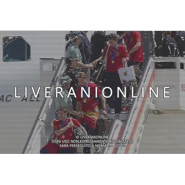 MADRID, Spain (12/07/2010).- Spain\'s Soccer National Team arrival to Madrid after winning South Africa World Cup.Photo: Cesar Cebolla / ALFAQUI ©Photoshot/Agenzia Aldo Liverani Sas - ITALY ONLY - Arrivo all\'aeroporto di Madrid in Spagna della Nazionale di Calcio Spagnola con la Coppa del Mondo, dopo la vittoria ai Mondiali in Sud Africa 12/07/2010.