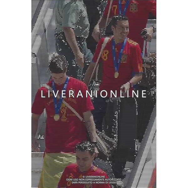 MADRID, Spain (12/07/2010).- Spain\'s Soccer National Team arrival to Madrid after winning South Africa World Cup.Photo: Cesar Cebolla / ALFAQUI ©Photoshot/Agenzia Aldo Liverani Sas - ITALY ONLY - Arrivo all\'aeroporto di Madrid in Spagna della Nazionale di Calcio Spagnola con la Coppa del Mondo, dopo la vittoria ai Mondiali in Sud Africa 12/07/2010.