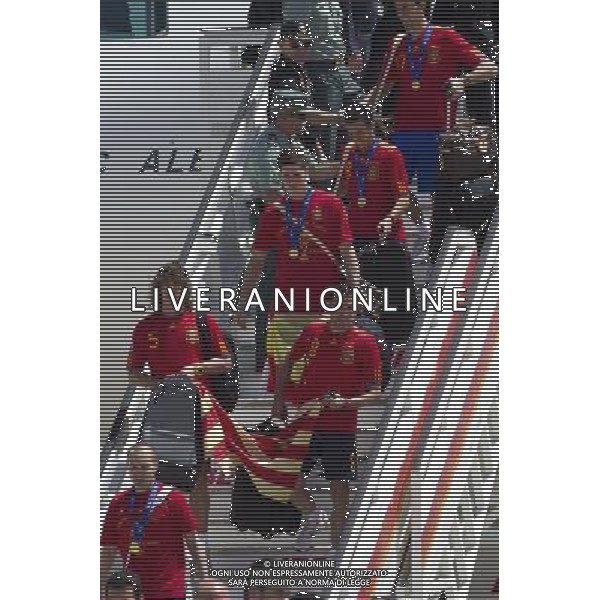 MADRID, Spain (12/07/2010).- Spain\'s Soccer National Team arrival to Madrid after winning South Africa World Cup.Photo: Cesar Cebolla / ALFAQUI ©Photoshot/Agenzia Aldo Liverani Sas - ITALY ONLY - Arrivo all\'aeroporto di Madrid in Spagna della Nazionale di Calcio Spagnola con la Coppa del Mondo, dopo la vittoria ai Mondiali in Sud Africa 12/07/2010.