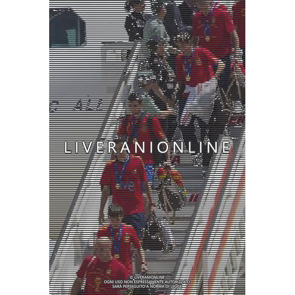 MADRID, Spain (12/07/2010).- Spain\'s Soccer National Team arrival to Madrid after winning South Africa World Cup.Photo: Cesar Cebolla / ALFAQUI ©Photoshot/Agenzia Aldo Liverani Sas - ITALY ONLY - Arrivo all\'aeroporto di Madrid in Spagna della Nazionale di Calcio Spagnola con la Coppa del Mondo, dopo la vittoria ai Mondiali in Sud Africa 12/07/2010.