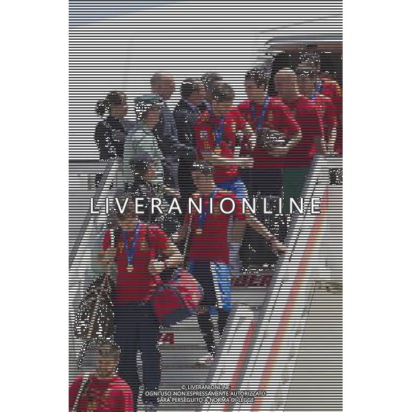 MADRID, Spain (12/07/2010).- Spain\'s Soccer National Team arrival to Madrid after winning South Africa World Cup.Photo: Cesar Cebolla / ALFAQUI ©Photoshot/Agenzia Aldo Liverani Sas - ITALY ONLY - Arrivo all\'aeroporto di Madrid in Spagna della Nazionale di Calcio Spagnola con la Coppa del Mondo, dopo la vittoria ai Mondiali in Sud Africa 12/07/2010.